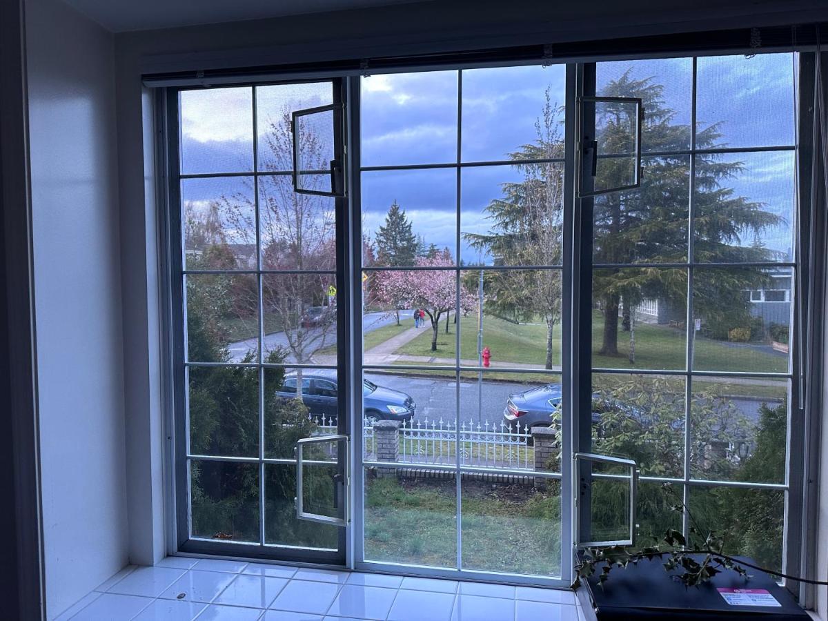 C And D Cozy Bedroom Vancouver Exterior photo