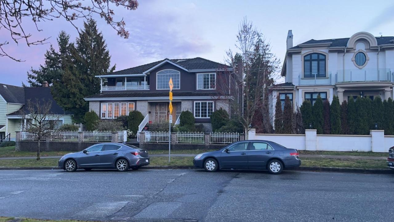 C And D Cozy Bedroom Vancouver Exterior photo