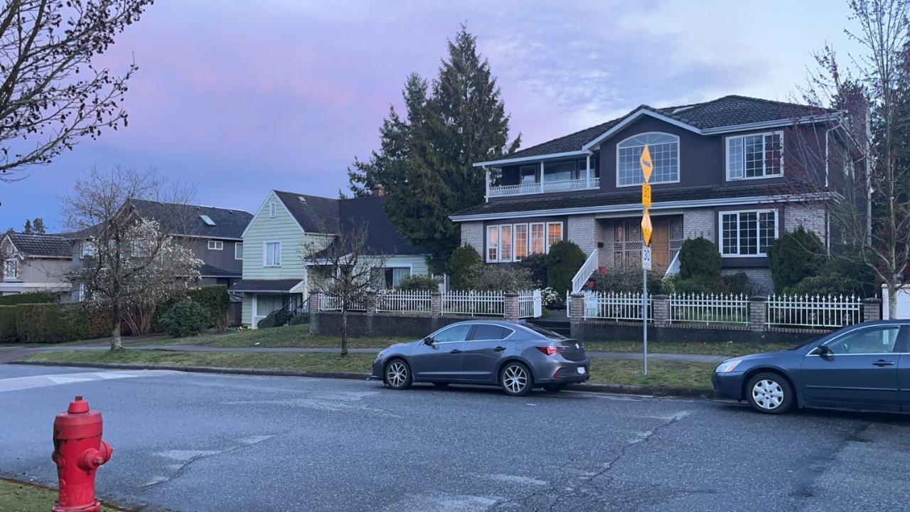 C And D Cozy Bedroom Vancouver Exterior photo